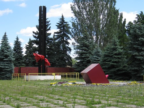 Мемориал на месте шахты №4–4бис с современным тюнингом. 2010 год. Изначально нечто красное, в направляющих рейках было девственно бронзового цвета, а куб облицован гранитом. Понять их символизм было сложно