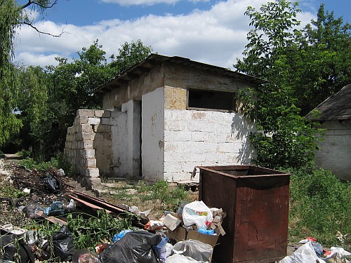 Общественный туалет и мусорник среди домов на Калиновке. Как ни печально, но 2010год