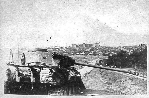 Подбитый немецкий танк на Больничном проспекте. 1943 год