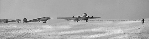 Самолеты Фоке-Вульф и Хенкель 111 на аэродроме в Сталино