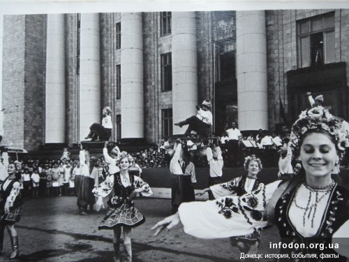 Выступление анасамбля народного танца у стен Министерства угольной промышленности УССР. Донецк, август 1969