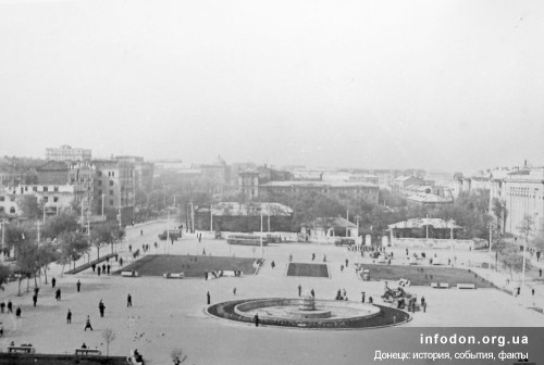 21. Площадь Ленина. Фонтан в стадии строительства. Донецк (Сталино), начало 1950-х