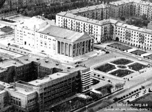 Строительство тетара в городе Сталино. 1960 год. Завершающий этап