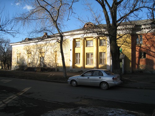 Боковой фасад кинотеатра Горняк