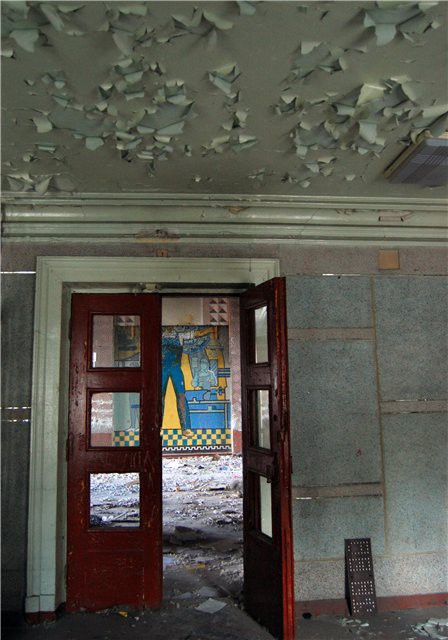 Вестибюль Дома Кино на Боссэ, после пожара. Дверь в фойе, напротив которой расположена арочная ниша.