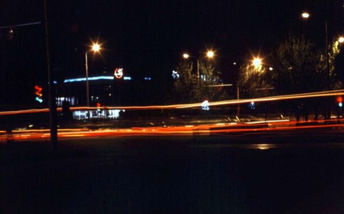 26. Ночная улица Артема в праздничных огнях (универмаг Белый лебедь)