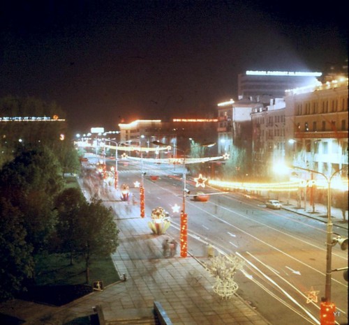 28. Ночная улица Артема в праздничных огнях, площпдь Ленина (справа — гостиница Донбасс)