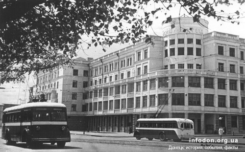 Троллейбус ЯТБ-4 на фоне гостиницы Донбасс, Июнь 1941 год