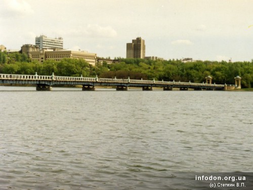 ЦПКиО им. А.С. Щербакова.Вид на мост через Первый городской пруд. Донецк, начало 2000-х [11]