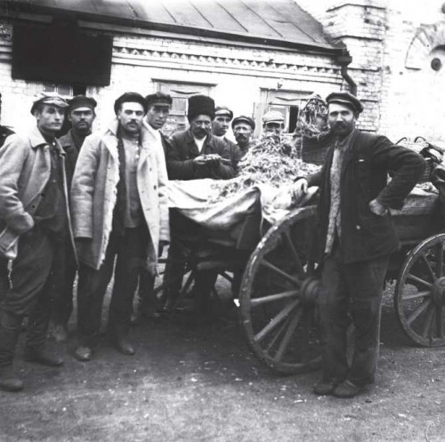 13. Активисты с.Удачное Донецкой области с конфискованными колосьями около сельсовета, 1932 год
