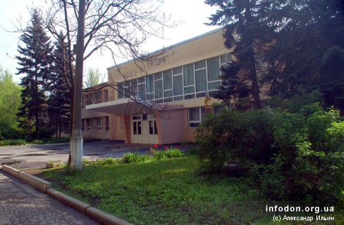 10. Вход в школу №5. Донецк. 2009 год