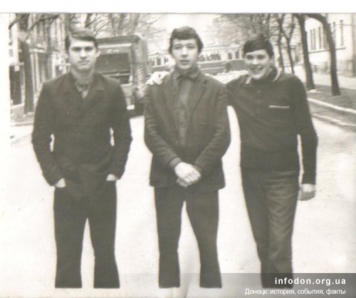 Проезжая часть ул. Горького. На фоне проезжающий трамвай  на проспекте Гурова. 1973
