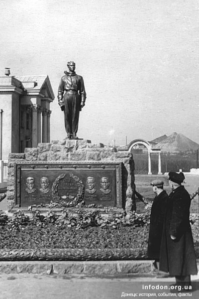 Памятник стратонавтам. Сталино. 1957