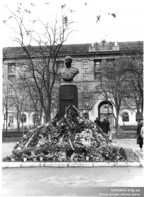 Памятник на могиле генерал-лейтенанта, члена Военного Совета Южного фронта Кузьмы Акимовича Гурова. Находится в сквере Театральной площади. У памятника видны букеты цветов