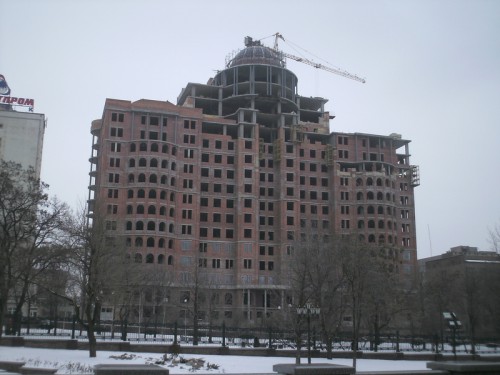 Строительство бизнес-центра Столичный в Донецке. 28.02.2009. Фото artemka