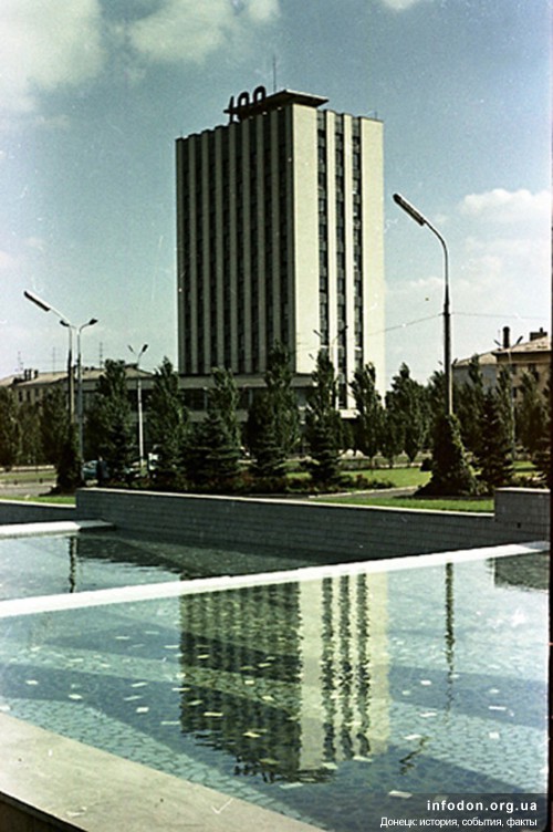 Промстройбанк (Проминвестбанк) с цифрой 100 на крыше (100 лет Донецку)