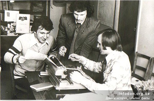 Студенты университета готовят публикацию в университетскую многотиражку Унiверситетськи вiсьтi.14 апреля 1979 года.