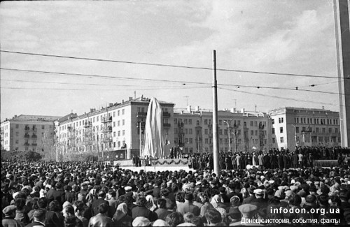 Открытие памятника В.И. Ленину. Донецк, 1967 год. Памятник закрыт тряпкой, на стилобате установлена трибуна