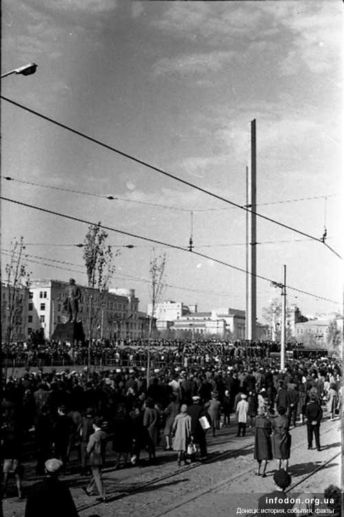 Открытие памятника В.И. Ленину. Донецк, 1967 год. Вид с ул. Постышева
