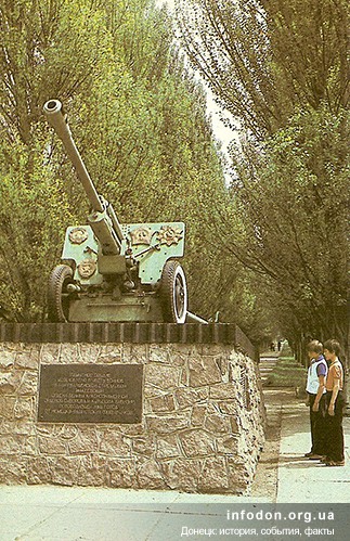 14. Памятное орудие, установленное в честь воинов 54-ой гвардейской стрелковой Макеевской дивизии, которая освобождала город от немецко-фашистских захватчиков