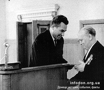 Ректор ДПИ Г.В. Малеев вручает В.Я. Балтайтису диплом профессора. 1968 г.