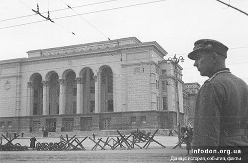 Противотанковые ежи перед фасадом оперного театра. октябрь 1941 года 