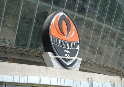Эмблема ФК «Шахтер» над входом в стадион