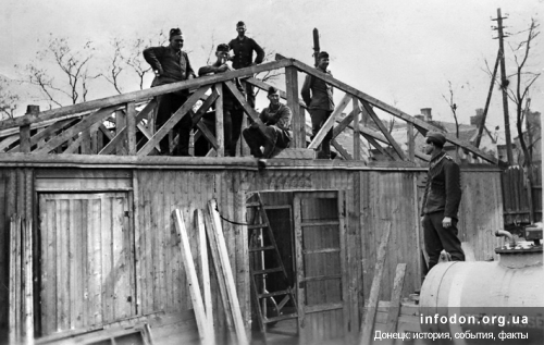 Сталино. Солдаты на строительстве казарм. 1943 год
