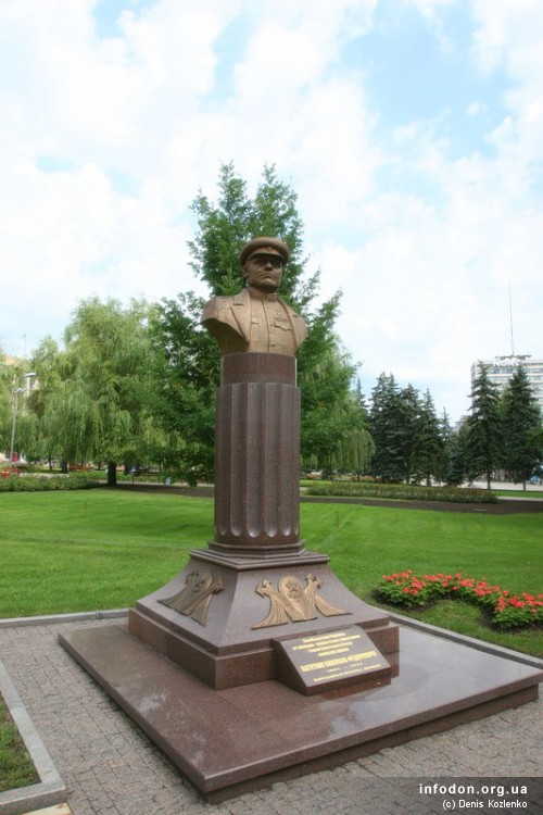 Памятник Ватутину. Июль 2010 года 1