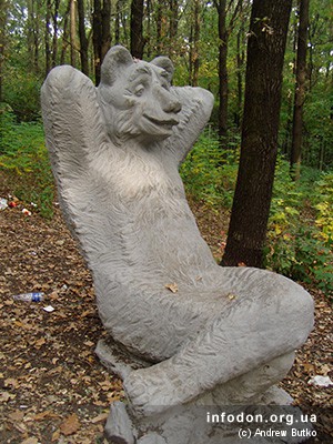 Поляна сказок парка Ленинского комсомола. 2007 год. Медведь