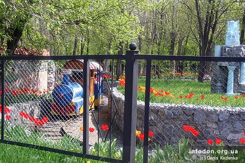 На территории Докучаевского зоопарка построили детскую железную дорогу, по которой каждый малыш с удовольствием готов умчаться в свою розовую мечту.