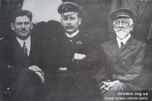 На снимке (слева-направо) П.Э. Боссе (сын владельца завода), Р.Х. Вагнер (управляющий предприятием), Э.А.Боссе (основатель завода). Фото 1909 года из фонда музея ОАО «Донгормаш»