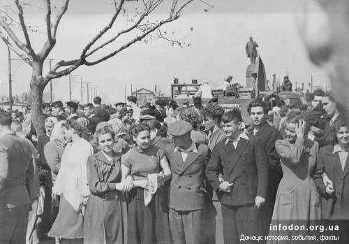 1 мая 1956 года. Сталино. Трудящиеся на первомайской демострации. Улица им. Артема на пересечении с бульваром Шевченко