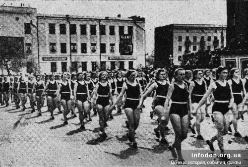 Студенты на демонстрации. 1957 год. Колонна студентов-физкультурников