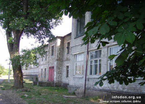 Сохранившиеся до наших дней здания бывшей школы, где размещался лагерь дя военнопленных.