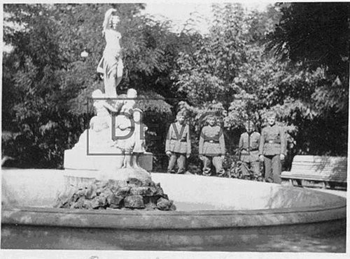 1942 год. Оккупанты возле фонтана
