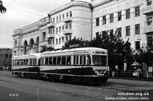 Трамвай в Сталино возле кинотеатра им Т.Г. Шевченко. 1950-е