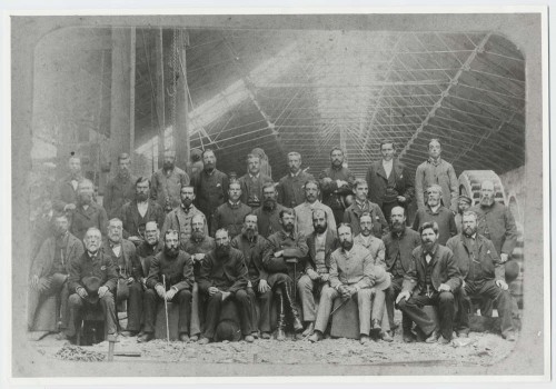 1889 год. Джон Юз и английские рабочие в механическом цехе завода
