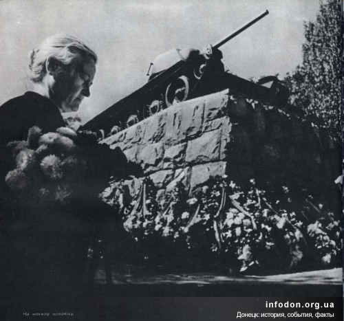Анна Исааковна Гринкевич на могиле мужа в Донецке. 1965 год