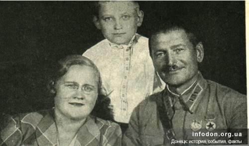 2. М.Е. Козырь с женой Зинаидой Прокофьевной и сыном Вячеславом, 1940 г.