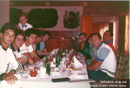 Израильские теннисисты и тренеры обедают в ресторане гостиницы «Шахтер»