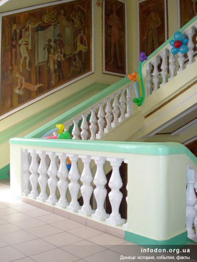 Донецкая областная библиотека для детей им. С.М. Кирова. 2011 год. Лестница на 3-й этаж