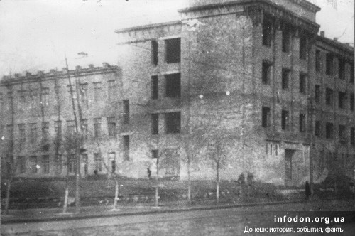 Недостроенное здание библиотеки им. Крупской. Сталино, 1943 год