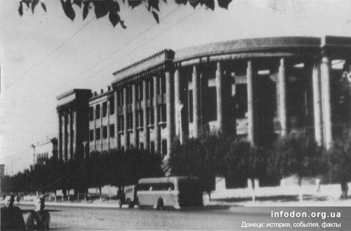 Недостроенное здание библиотеки им. Крупской. Вид с бул. Шевченко. Сталино, 1940-е