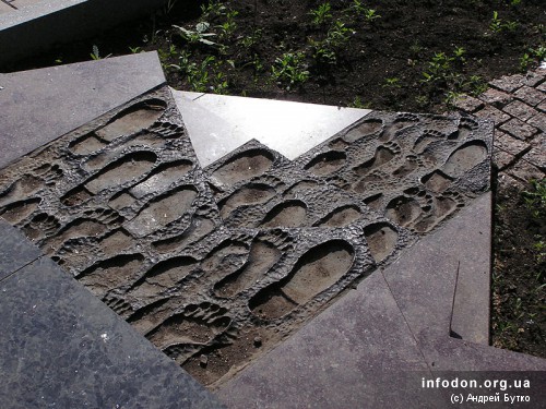 Памятник жертвам Холокоста (Донецк). Отпечатки ног на подножии