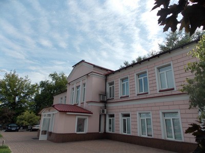 В этом здании по современной ул. Еременко 15а могла размещаться церковь при Путиловском заводе