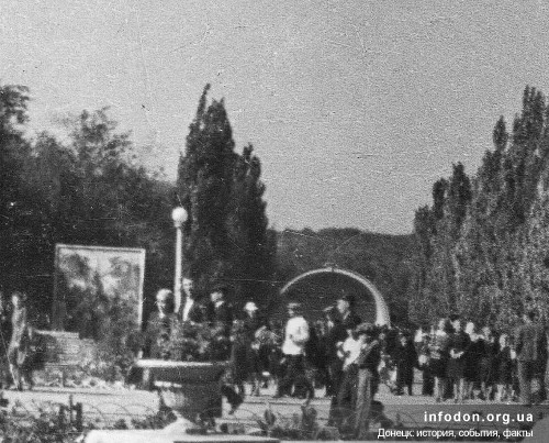 Эстрада в центральном парке Сталино. 1930-40 гг.