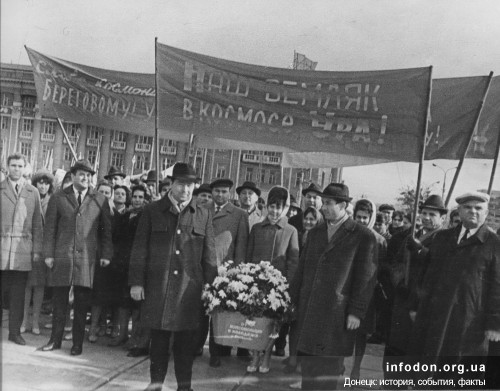 Торжественное возложение цветов от комсомола к памятнику ленина в честь полета космонавта Берегового