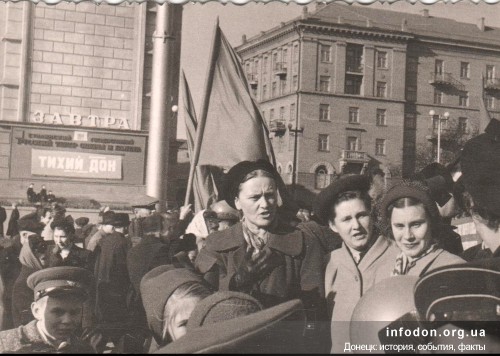 Демонстранты возле оперного театра, 1953 год