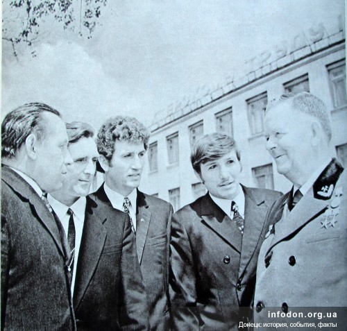 Дважды Герой Социалистического Труда И. И. Бридько с молодыми горняками